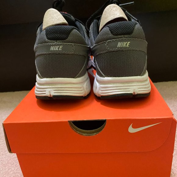 Nike shoes size 3.5Y - Picture 2 of 6